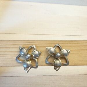 Vintage Gold Tone Sarah Coventry Clip-On Flower Design Earrings